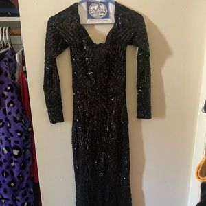 Prom dress, worn once, no rips or tears im 5”2 had it altered took an inch off